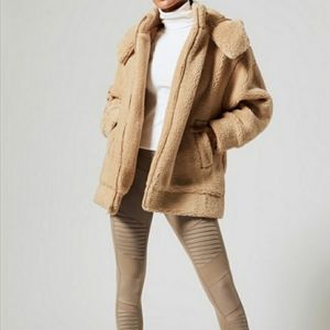 Alo yoga norte jacket in L. As is missing hood.